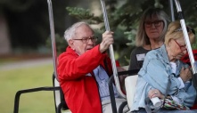 Vợ tỷ phú Warren Buffett phàn nàn ly cà phê giá 4 USD quá đắt