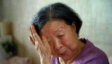 Con trai nghe vợ chiếm sổ đỏ, mẹ già 80 tuổi xót xa đâm đơn kiện
