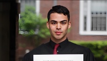 Vừa chăm 3 em vừa cọ toilet kiếm tiền, chàng trai vẫn đỗ Harvard