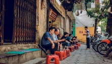 Xuất hiện 10 năm, vì sao chuỗi cafe Mỹ vẫn không thể 'đánh bại' các quán vỉa hè của Việt Nam?