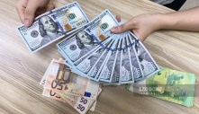 Tỷ giá USD chợ đen hôm nay 24.8: USD giá vẫn rất cao
