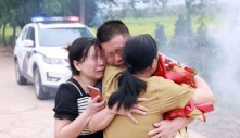 Vì bố mẹ nuôi mà hiểu nhầm bố mẹ ruột suốt 34 năm, người đàn ông lạc nhà òa khóc giây phút đoàn tụ