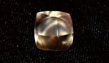 Bé gái Mỹ phát hiện kim cương 2,95 carat trong công viên