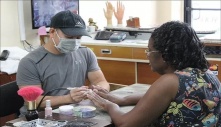 Nghề Nail phá giá nhau ở Mỹ: Cuộc cạnh tranh khốc liệt giữa những người đồng hương