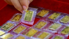 Giá vàng và USD đồng loạt tăng mạnh