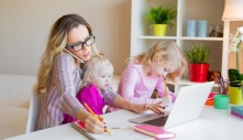 Phụ nữ Mỹ làm việc nhà nhiều gấp đôi nam giới