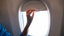 Tại sao hành khách không được đóng cửa sổ lúc máy bay cất cánh và hạ cánh
