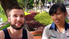 Khách Tây nhờ 1 cô gái dịch lại câu “Hết tiền“ ra Tiếng Việt, ai ngờ nhầm thành câu nói hãi hùng thế này