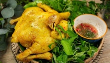 Dùng nước nóng hay lạnh luộc gà đều không ngon: Đầu bếp chỉ thả đúng 1 thứ, thịt vàng ngọt đậm