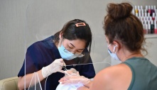 Tiệm nail chú ý: Nghiên cứu của tiến sỹ Mỹ, Đèn UV hong khô móng gel phá hủy DNA và gây ung thư da