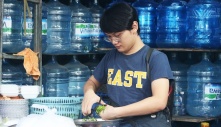 Bà chủ quán bún vỡ nợ, con trai ra bán thay 'bao ngon, bao no': Làm nhiêu cũng dành trả nợ phụ mẹ