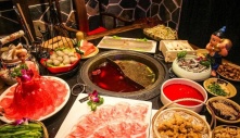 Nhà 5 người đi ăn lẩu buffet gọi 600 đĩa thịt, trả 800.000 đồng