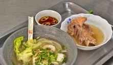 ‘Hủ tiếu nhà giàu' nửa thế kỷ ở TP.HCM, tô rẻ nhất 100.000 đồng: Khách mê vì độc lạ