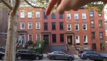 Bí mật về những ngôi nhà giả ở New York