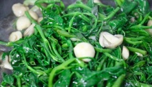 Loại rau ví như 'lộc trời' ở Việt Nam rẻ bèo, sang 'trời Tây' 50.000 đồng được 6 cọng