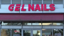 Thợ nail xem trộm điện thoại và tải ảnh nhạy cảm của khách hàng