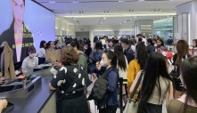 Nghìn người chen nhau mua sắm dịp Black Friday