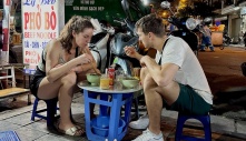 Quán phở mâm vỉa hè độc nhất phố cổ được tỷ phú Mỹ 'tấm tắc khen ngon'