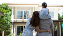 Tây ngạc nhiên khi có những người Việt mua được nhà ở tuổi 30