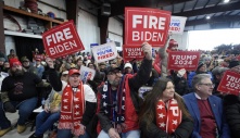 Hai bức tranh vận động trái ngược của ông Trump và ông Biden