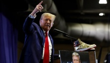 Cách kiếm tiền khác thường của ông Trump khi tranh cử