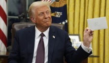 Giây phút ông Trump tìm thấy thư ông Biden để lại trong hộc bàn