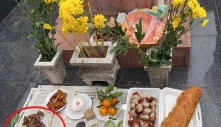 Các cụ dặn rồi: Dù đói đến đâu cũng đừng ăn đồ cúng ở mộ, vế sau mới là thâm thúy