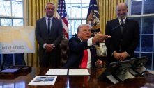 Tổng thống Mỹ tặng mũ 'Trump nói gì cũng đúng' cho phóng viên