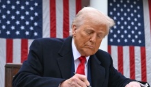 Người Mỹ không hài lòng với thuế quan, tỉ lệ ủng hộ ông Trump xuống thấp nhất