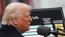Người Mỹ sẽ sớm nhận 'nỗi đau' từ đòn thuế mới của Tổng thống Trump