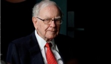 Warren Buffett: 10 điều người nghèo thường lãng phí