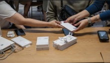Người Mỹ đổ xô mua iPhone vì sợ tăng giá do thuế mới