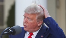 Tổng thống Trump ký sắc lệnh cải cách vòi hoa sen vì mái tóc đẹp?