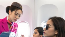 Cậu Bé Ra Dấu Tay Kỳ Lạ Trên Máy Bay – Khi Tiếp Viên Hiểu Ra, Phi Công Phải Hạ Cánh Khẩn Cấp!