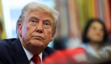 Nhiều người Mỹ nghĩ ông Trump làm kinh tế tệ đi, hoài nghi việc áp thuế