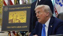 'Nhu cầu tăng vọt' sau khi ông Trump hạ giá thẻ vàng nhập cư
