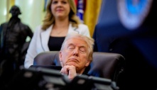Ông Trump gây chú ý vì nhắm nghiền mắt trong sự kiện ở Nhà Trắng