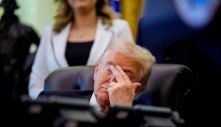 Dấu hiệu tuổi tác bắt đầu đè nặng lên ông Trump