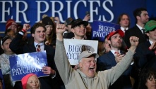Những người Mỹ bênh vực ông Trump giữa bão giá