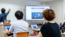 Vì sao nhiều người Mỹ đi học lại ở tuổi 40?