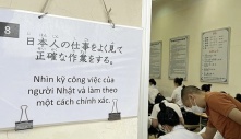 Gánh nặng 'kiếm tiền thay cả gia đình' bào mòn người xa xứ
