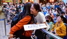 Những Việt kiều chắt chiu cả năm để về Tết
