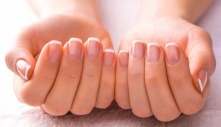 9 dấu hiệu của móng tay cho thấy cơ thể bạn đang gặp vấn đề: Móng trắng đục, xuất hiện viền đen, hãy cẩn thận