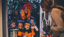 Vì sao chúng ta lại nói 'Trick or Treat' trong dịp Halloween?