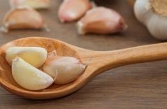 Thả 1 tép tỏi vào bồn cầu, bạn sẽ thấy lợi ích không ngờ, hãy thử ngay và luôn !