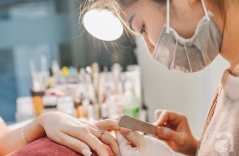 Chị út đi làm Nails: Tuy khó khăn nhưng tôi không bao giờ chán nản, vì đó là cái nghề giúp gia đình tôi ổn định trong thời gian đầu mới đến Mỹ