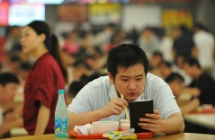 Những người trẻ 'không xu dính túi' vào cuối tháng