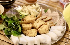 Nhà hàng Việt bán bún đậu mắm tôm 800 nghìn VNĐ/suất ở New York: Lọt top 30 quán ăn ngon nhất của báo Mỹ, thực đơn khiến khách ca ngợi hết lời