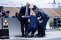 Ông Biden ngã dúi dụi trên sân khấu