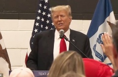 Ông Trump lên tiếng sau khi ông Biden vấp ngã trên sân khấu